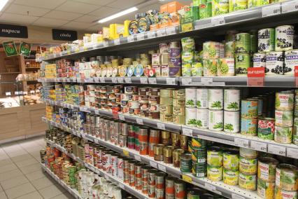 Иркутск. Витрина с консервированной продукцией в продуктовом магазине.