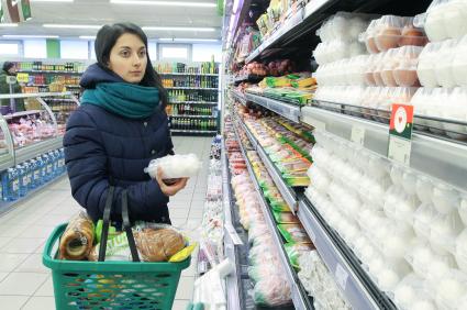 Иркутск. Девушка в продуктовом магазине.