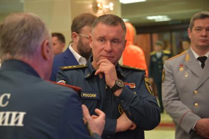 Москва. Глава МЧС Евгений Зиничев (в центре) во время награждения   победителей  XI Всероссийского фестиваля `Созвездие мужества ` в Академии МЧС.