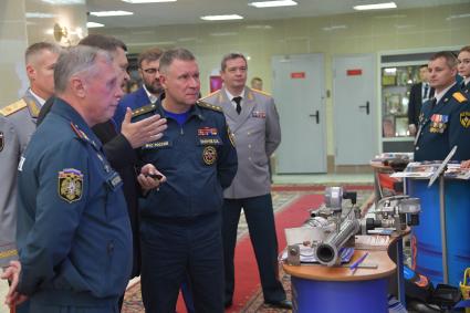 Москва. Глава МЧС Евгений Зиничев (в центре) во время награждения   победителей  XI Всероссийского фестиваля `Созвездие мужества ` в Академии МЧС.