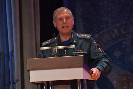 Москва. Первый заместитель министра МЧС Александр Чуприян во время награждения победителей XI Всероссийского фестиваля `Созвездие мужества ` в Академии МЧС.