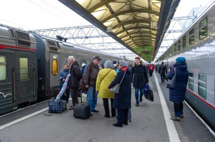 Санкт-Петербург. Пассажиры перед отправлением первого пассажирского поезда из Санкт-Петербурга в Севастополь через Крымский мост.