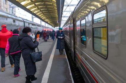 Санкт-Петербург. Пассажиры перед отправлением  первого пассажирского поезда из Санкт-Петербурга в Севастополь через Крымский мост.