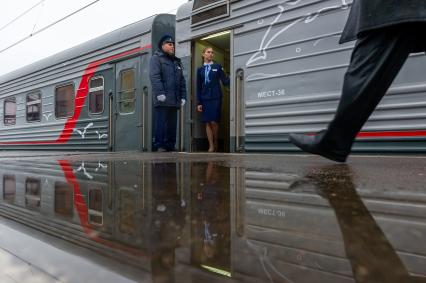 Санкт-Петербург. Проводники  перед отправлением  первого пассажирского поезда из Санкт-Петербурга в Севастополь через Крымский мост.