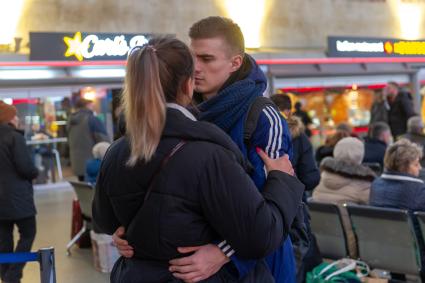 Санкт-Петербург. Пассажиры  в зале ожидания  Московского вокзала в Санкт-Петербурге.