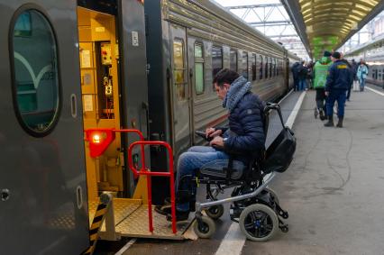 Санкт-Петербург. Пассажиры перед отправлением  первого пассажирского поезда из Санкт-Петербурга в Севастополь через Крымский мост.