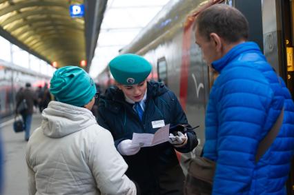 Санкт-Петербург. Пассажиры перед отправлением  первого пассажирского поезда из Санкт-Петербурга в Севастополь через Крымский мост.