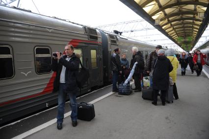 Санкт-Петербург. Пассажиры перед отправлением  первого пассажирского поезда из Санкт-Петербурга в Севастополь через Крымский мост.