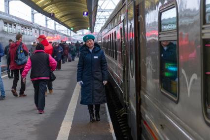 Санкт-Петербург. Пассажиры перед отправлением  первого пассажирского поезда из Санкт-Петербурга в Севастополь через Крымский мост.