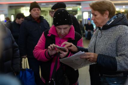 Санкт-Петербург. Пассажиры  в зале ожидания  Московского вокзала в Санкт-Петербурге.