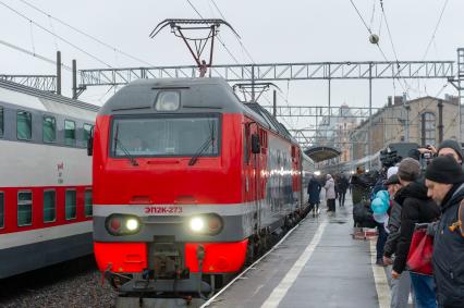 Санкт-Петербург. Отправление  первого пассажирского поезда из Санкт-Петербурга в Севастополь через Крымский мост.