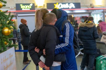 Санкт-Петербург. Пассажиры  в зале ожидания  Московского вокзала в Санкт-Петербурге.