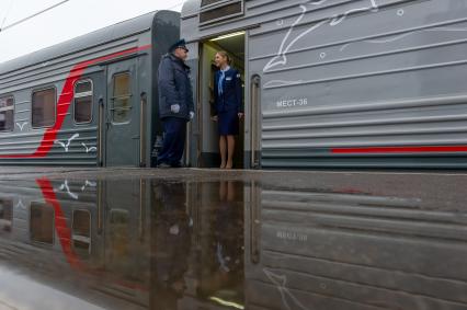 Санкт-Петербург. Проводники  перед отправлением  первого пассажирского поезда из Санкт-Петербурга в Севастополь через Крымский мост.