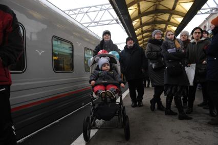 Санкт-Петербург. Пассажиры перед отправлением  первого пассажирского поезда из Санкт-Петербурга в Севастополь через Крымский мост.