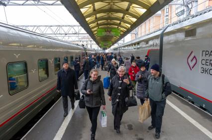 Санкт-Петербург. Пассажиры перед отправлением  первого пассажирского поезда из Санкт-Петербурга в Севастополь через Крымский мост.