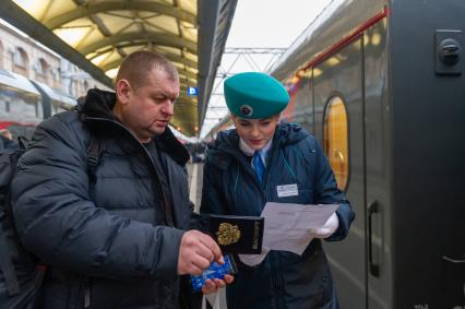 Санкт-Петербург. Пассажиры перед отправлением  первого пассажирского поезда из Санкт-Петербурга в Севастополь через Крымский мост.