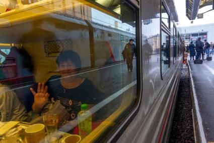 Санкт-Петербург. Пассажиры перед отправлением  первого пассажирского поезда из Санкт-Петербурга в Севастополь через Крымский мост.