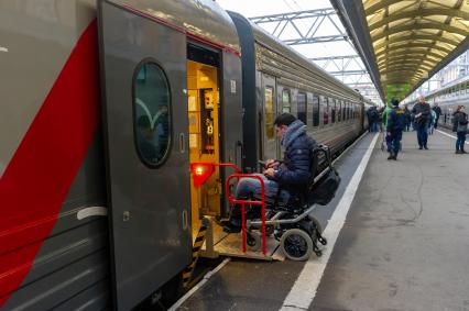 Санкт-Петербург. Пассажиры перед отправлением  первого пассажирского поезда из Санкт-Петербурга в Севастополь через Крымский мост.