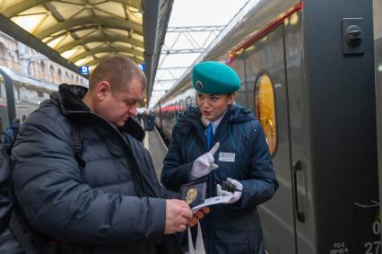 Санкт-Петербург. Пассажиры перед отправлением  первого пассажирского поезда из Санкт-Петербурга в Севастополь через Крымский мост.