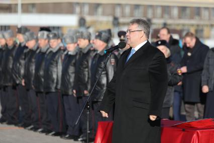 Ставрополь.  Губернатор Ставропольского края Владимир Владимиров на торжественной церемонии вручения ключей от служебных автомобилей  главному управлению МВД России по Ставрополью.