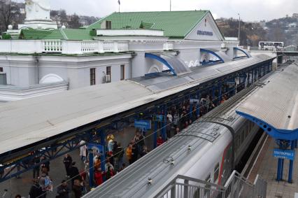 Севастополь. Встреча первого пассажирского  поезда `Таврия`, прибывшего из Санкт-Петербурга в Севастополь через Крымский мост.