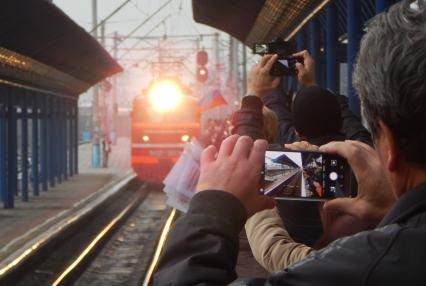 Севастополь. Встреча первого пассажирского  поезда `Таврия`, прибывшего из Санкт-Петербурга в Севастополь через Крымский мост.