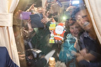 Севастополь. Встреча первого пассажирского поезда `Таврия`, прибывшего из Санкт-Петербурга в Севастополь.