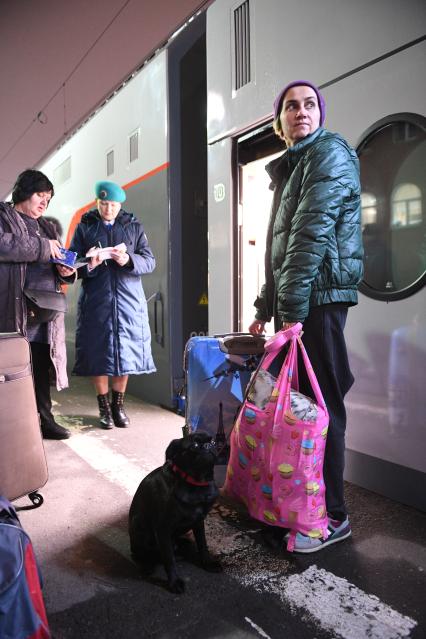 Москва. Пассажиры перед пасадкой в поезд  `Таврия`, следующего по маршруту Москва-Симферополь через Крымский мост, перед отправлением с Казанского вокзала.