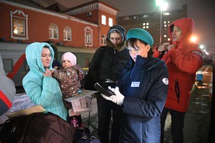 Москва. Пассажиры перед пасадкой в поезд  `Таврия`, следующего по маршруту Москва-Симферополь через Крымский мост, перед отправлением с Казанского вокзала.