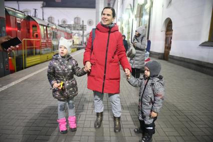 Москва. Женщина с детьми на перроне Казанского вокзала.