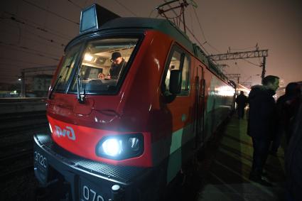 Москва. Пассажирский поезд  `Таврия`, следующий по маршруту Москва-Симферополь через Крымский мост, перед отправлением с Казанского вокзала.