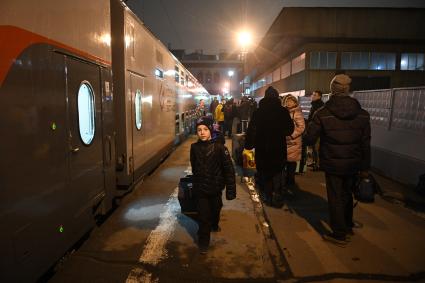 Москва. Пассажиры в ожидании посадки на пассажирский поезд `Таврия`, следующего по маршруту Москва-Симферополь через Крымский мост, на перроне Казанского вокзала.