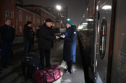 Москва. Пассажиры перед пасадкой в поезд  `Таврия`, следующего по маршруту Москва-Симферополь через Крымский мост, перед отправлением с Казанского вокзала.