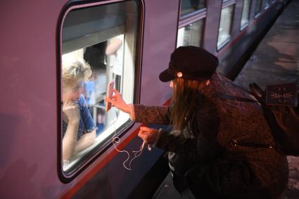 Москва. Пассажиры в поезде `Таврия`, следующего по маршруту Москва-Симферополь через Крымский мост, перед отправлением с Казанского вокзала.