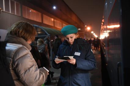 Москва. Пассажиры перед пасадкой в поезд  `Таврия`, следующего по маршруту Москва-Симферополь через Крымский мост, перед отправлением с Казанского вокзала.