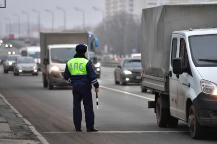 Москва.   Сотрудник ДПС во время дежурства на дороге.