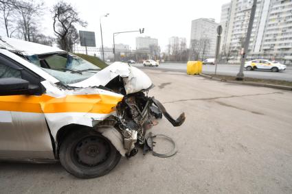 Москва.  ДТП с участием такси на одной из улиц города.