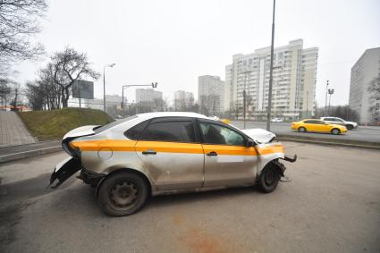 Москва.  ДТП с участием такси на одной из улиц города.