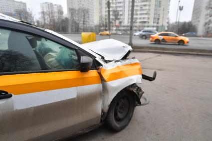 Москва.  ДТП с участием такси на одной из улиц города.