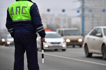 Москва.   Сотрудник ДПС во время дежурства на дороге.