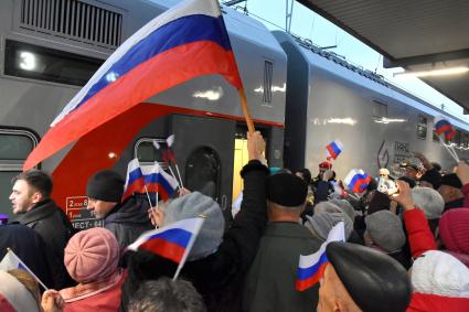 Симферополь. Жители города встречают пассажирский поезд`Таврия`, прибывший из Москвы на железнодорожный вокзал города.
