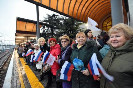 Симферополь. Жители города встречают пассажирский поезд`Таврия`, прибывший из Москвы на железнодорожный вокзал города.