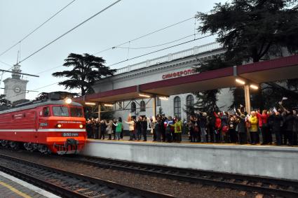 Симферополь. Жители города встречают пассажирский поезд`Таврия`, прибывший из Москвы на железнодорожный вокзал города.