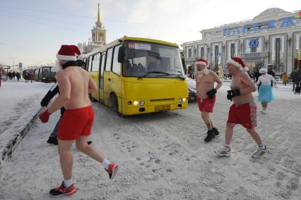 Екатеринбург. Участники Федерации зимнего плавания во время традиционного забега Дедов Морозов по центральным улицам города, до ледового городка на площади 1905 года