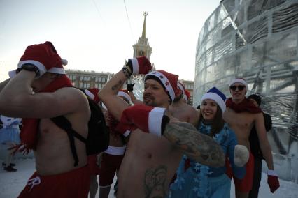 Екатеринбург. Участники Федерации зимнего плавания во время традиционного забега Дедов Морозов по центральным улицам города, до ледового городка на площади 1905 года