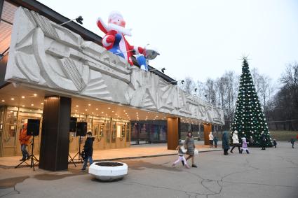 Москва. Елка у Московского Дворца пионеров на Воробьевых горах.