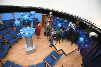 Москва. Корреспондент газеты `Комсомольская правда`Павел Клоков и директор Московского Дворца пионеров на Воробьевых горах Елена Мельвиль (слева) в планетарии Дворца пионеров.