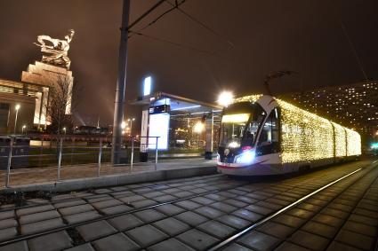 Москва.  Трамвай с новогодним оформлением на проспекте Мира.