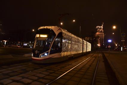 Москва. Трамвай с новогодним оформлением на проспекте Мира.