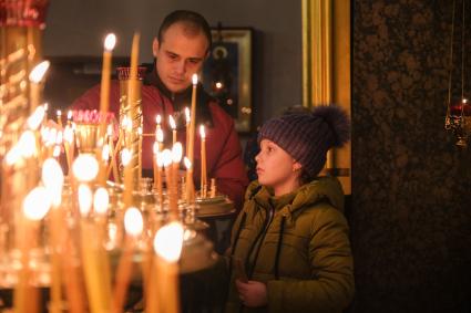 Санкт-Петербург.  Верующие во время Рождественского богослужения  в Казанском соборе.